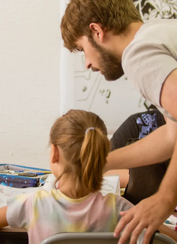 Estudiantes de Arte&Cómics en un taller artístico