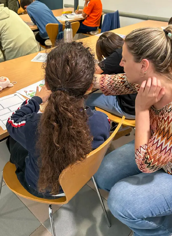 Estudiantes de Arte&Cómics en un taller artístico