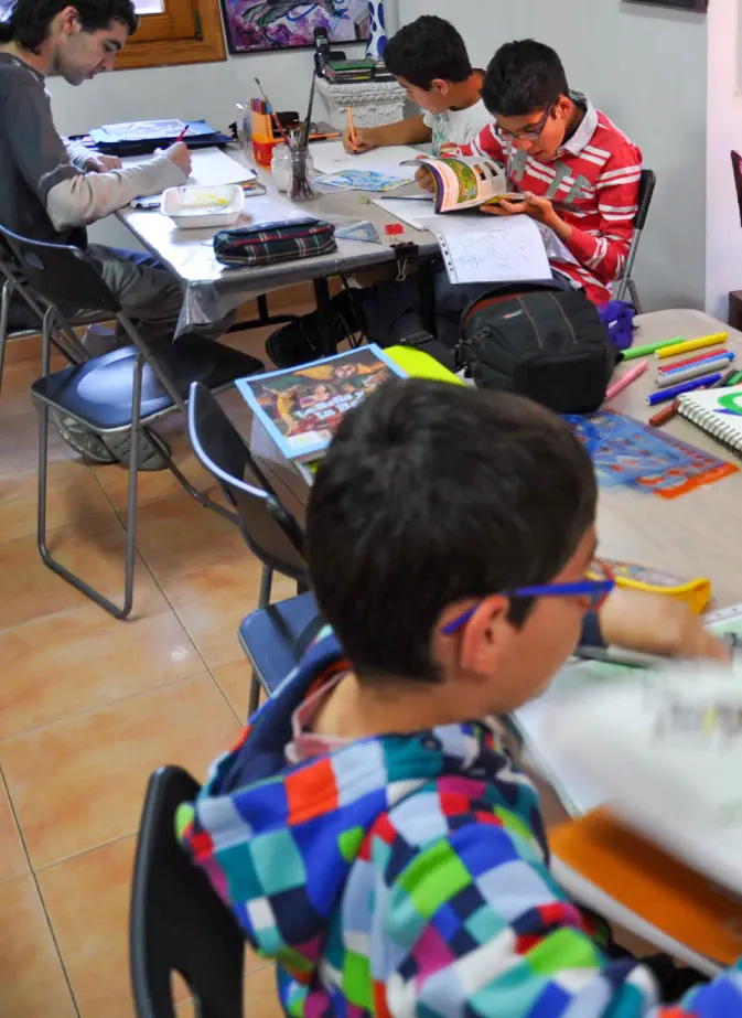 Estudiantes de Arte&Cómics en un taller artístico