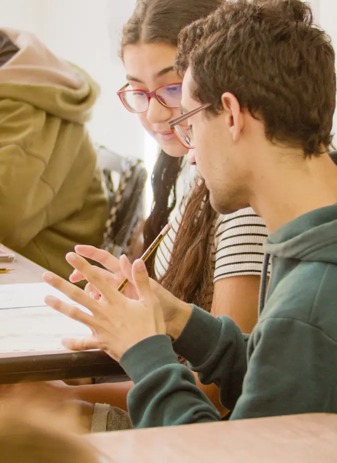 Estudiantes de Arte&Cómics en un taller artístico