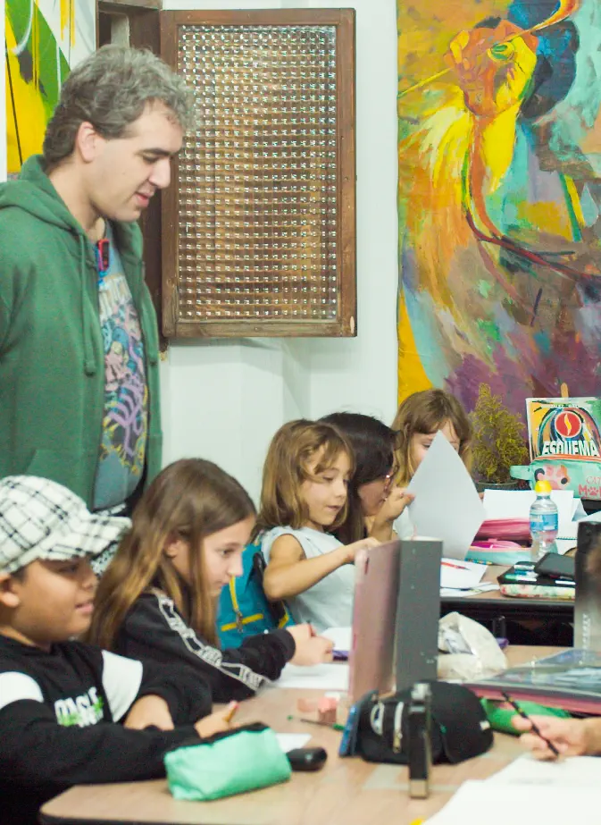 Estudiantes de Arte&Cómics en un taller artístico