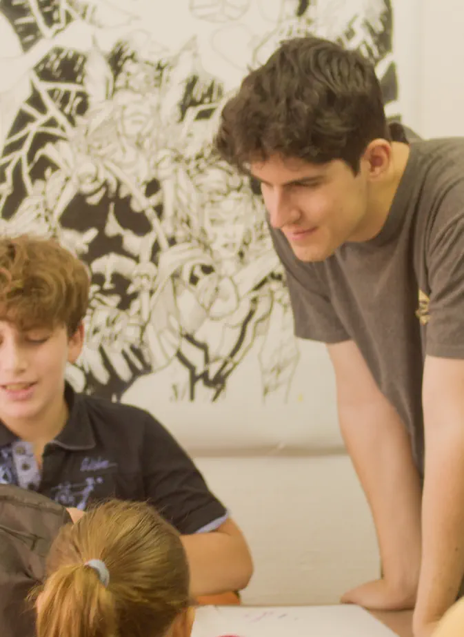 Estudiantes de Arte&Cómics en un taller artístico