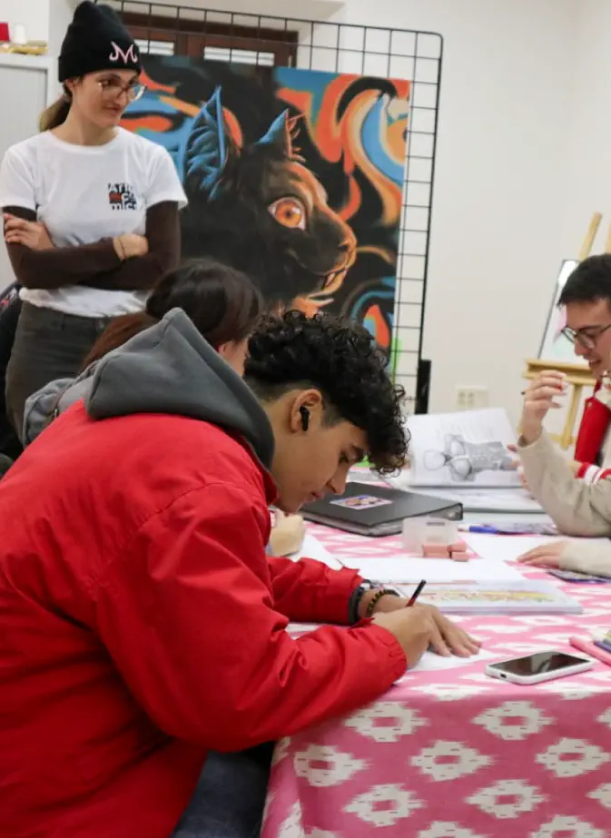 Estudiantes de Arte&Cómics en un taller artístico