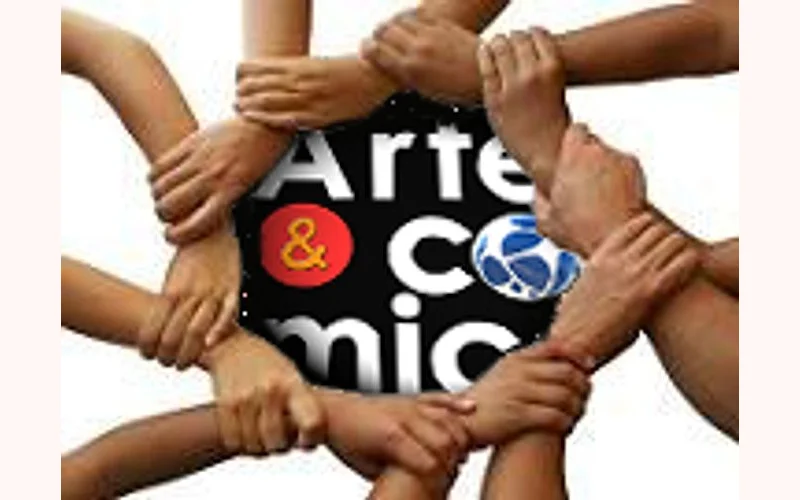 Logo de Arte&Cómics rodeado de manos que se agarran: la Comunidad A&C